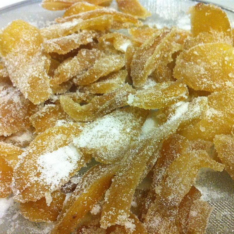 Morceaux de gingembre confit au sucre