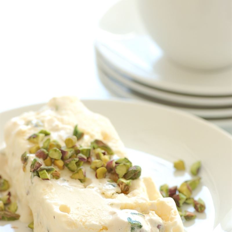 Tranche de nougat glacé aux pistaches